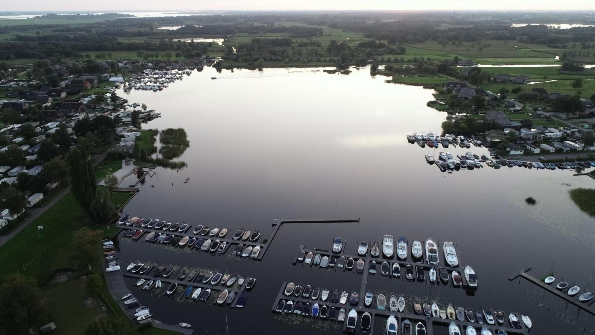 Camping Kleine Belterwijde, Wiede Lodge Met Uitzicht Over Het Water المظهر الخارجي الصورة